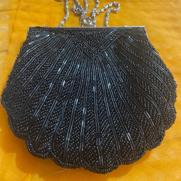Apt9 Beaded clutch. - Picture 1 of 6